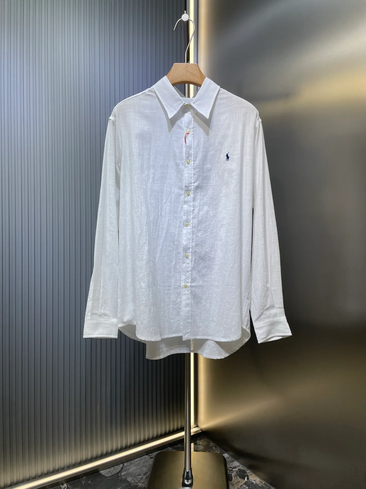 P430 Ralph Lauren 🌟[Top Original] Embroidered linen shirt. Selected high-quality linen material with natural texture and breathability. Tight and smooth, comfortable and close to the skin. Stunning appearance with a touch of pure white. The iconic pony embroidery is like a smart note jumping on the white canvas. Simple but highly recognizable. The clever design of the outer pleated split back shoulder adds a sense of agility and detachment in a minimalist shape. Contains the soul of fashion. Process 1: Adopt imported machine embroidery technology and use advanced computer control systems and precision mechanical components to achieve the iconic pony embroidery operation with high precision and smooth and delicate lines. Process 2: Adopt side-turning buried clamp stitching process, which is smooth and tidy. Process 3: The fabrics have been washed and have a better hand feel. Not easy to deform, not easy to shrink, not easy to fade, and maintain long-term beauty. Accessories: Customized 1:1 thick plate resin buckle Customized 1:1 Ralph Lauren trademark Fit: Loose fit Size: S M L XL